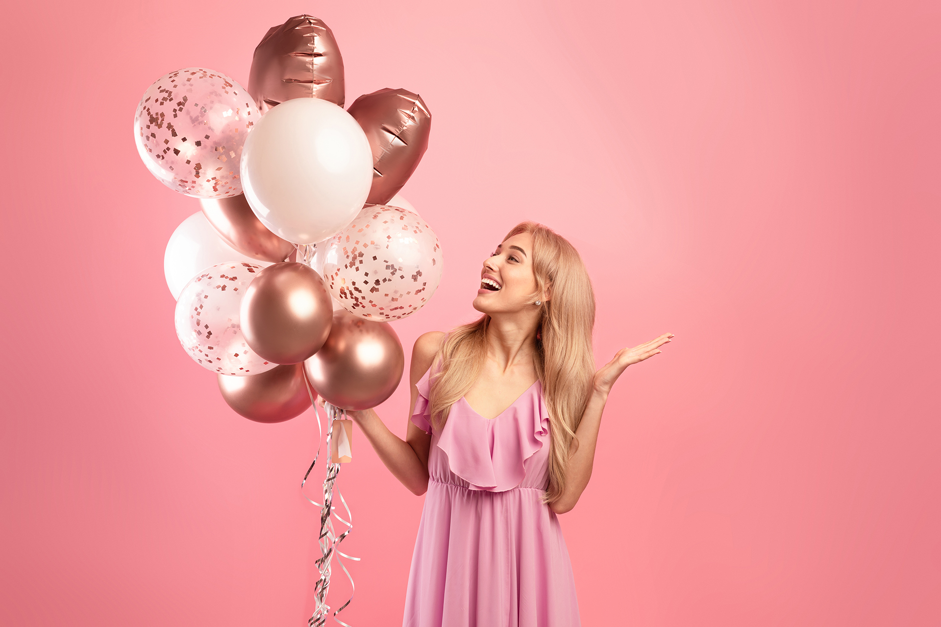 Lächelnde blonde Frau im Party-Outfit – Symbolbild für Freude beim Schenken von Diamanten