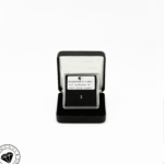 0,12 ct Baguette-Diamant (Top Wesselton VS) in geöffnetem Schmucketui mit Produktetikett